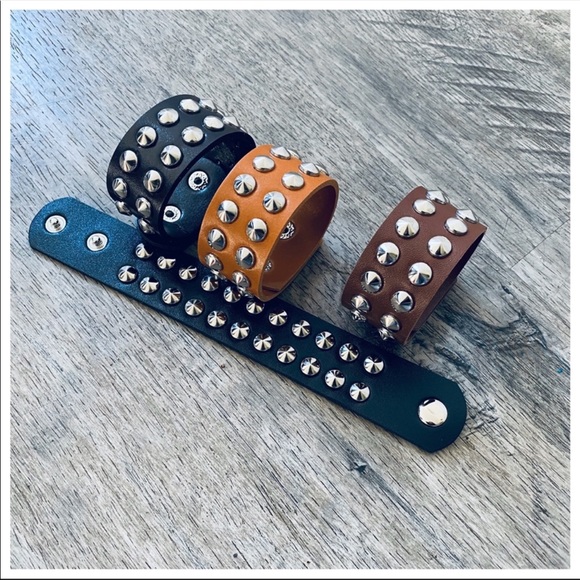 Chic studded cuff/Bracelet - Picture 4 of 4